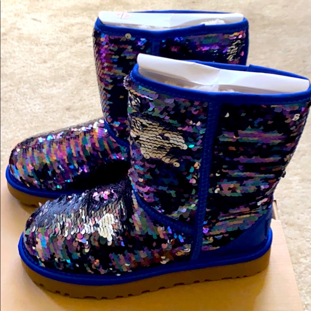 ** Classic Short Sequin Ugg Boots ** 6US